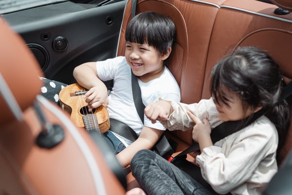 happy-asian-kids-traveling-in-car-4473498