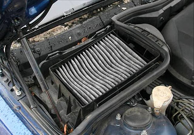 Airco_pollenfilter_in_auto_vuil.jpg