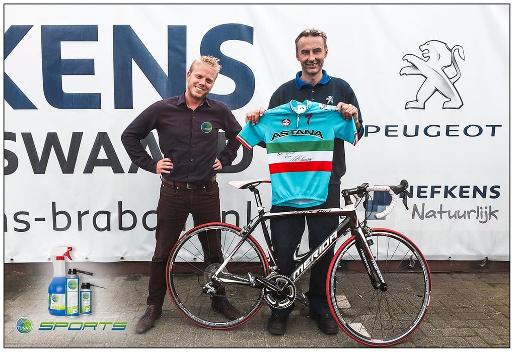 Trotse winnaar van het gesigneerde Astana truitje